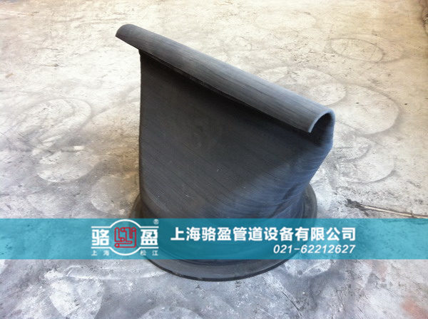 大口徑彎嘴法蘭式<a href=http://www.zhonggutong.com/ target=_blank class=infotextkey><a href=http://www.zhonggutong.com target=_blank class=infotextkey>鴨嘴閥</a></a>生產(chǎn)現(xiàn)場(chǎng)